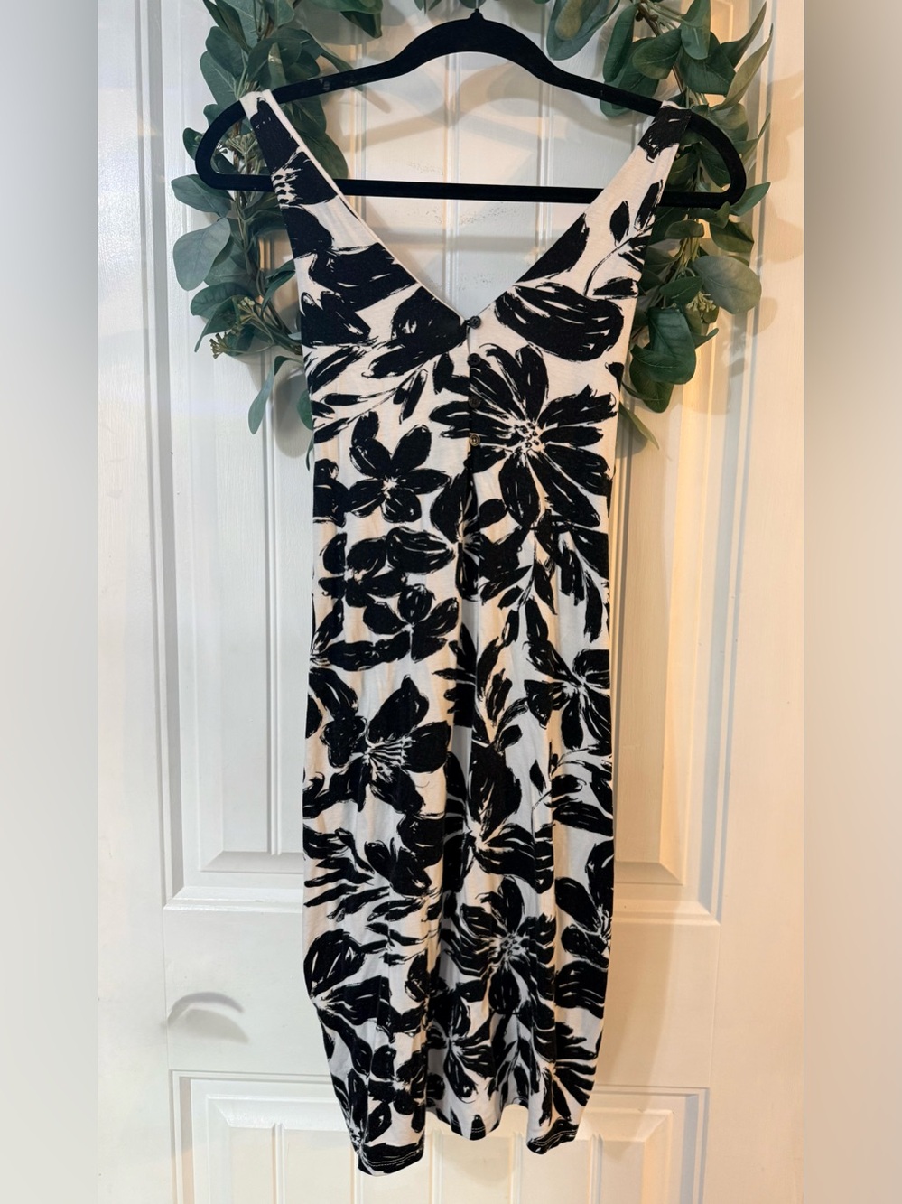 💫4/$25 • Lily Morgan Black & White Floral V-Neck Dress